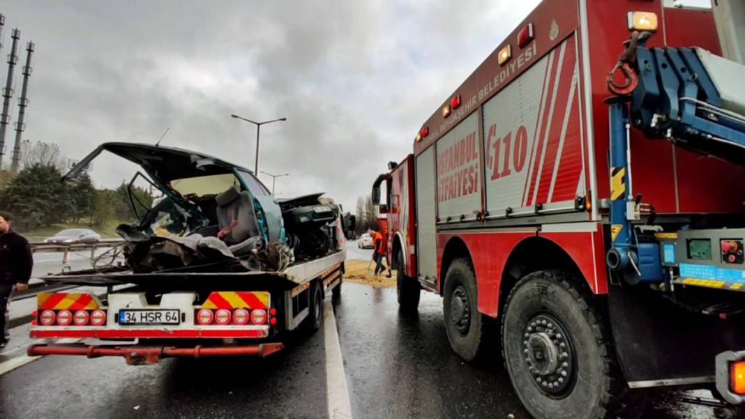 TEM'de feci kaza! Parçalanmış aracı görenler gözlerini ovuşturup bir daha baktı 11
